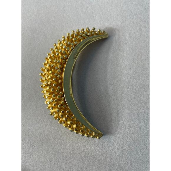 Vintage Crescent Moon Brooch Gold Tone Celestial Hippie Whimsygoth - Picture 1 of 4